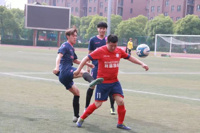 和男闺蜜牵手逛街，遇见老公被当作陌生人
